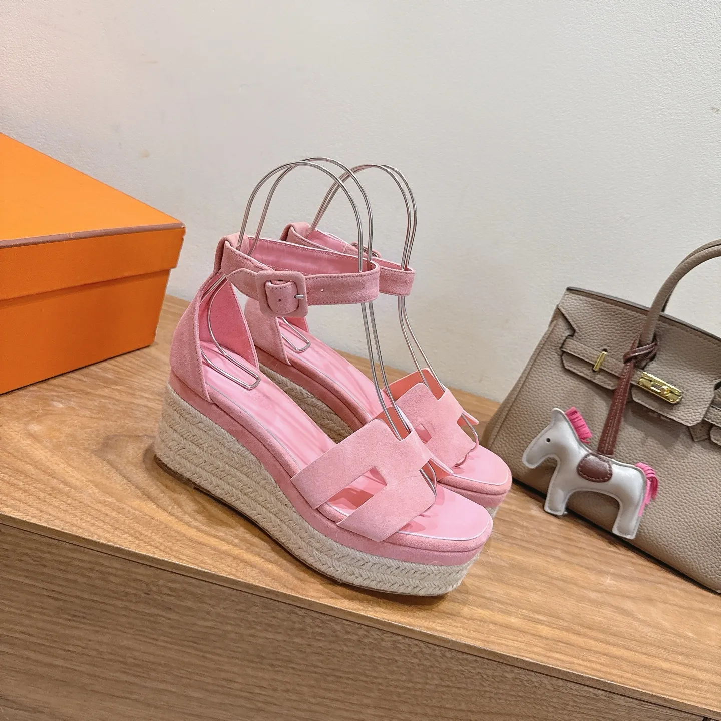 👟👟Ex-factory price 720👟👟 Hermes... a Eclair 2025 new color + popular series, the version is super positive, with a certain thickness, which makes the legs longer! Breathable, comfortable calfskin, spring and summer color matching, this item is both beautiful and comfortable! Channel supply code size: 35-39 can be ordered as 40.41 with airplane box ➕20